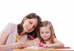 Maman et sa petite fille sur son bureau enfant