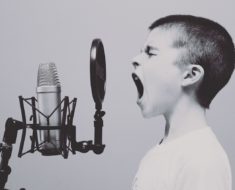 Enfant chante dans un micro