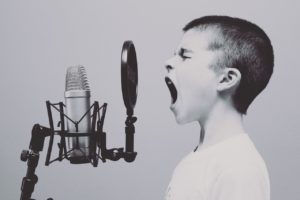 Enfant chante dans un micro