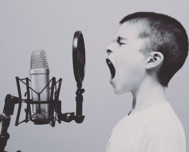 Enfant chante dans un micro